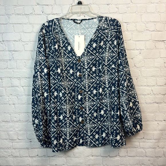 BloomChic Blue & White Print V Neck Button Front Lantern Sleeve Top Plus… - Picture 2 of 7